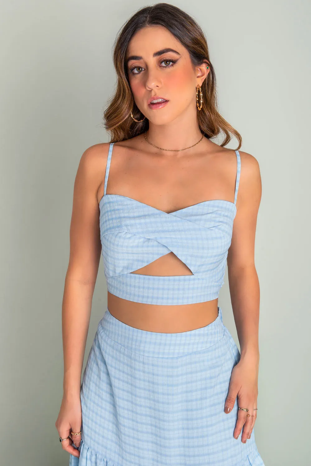 Crop top de cuadros escote cruzado con cut out