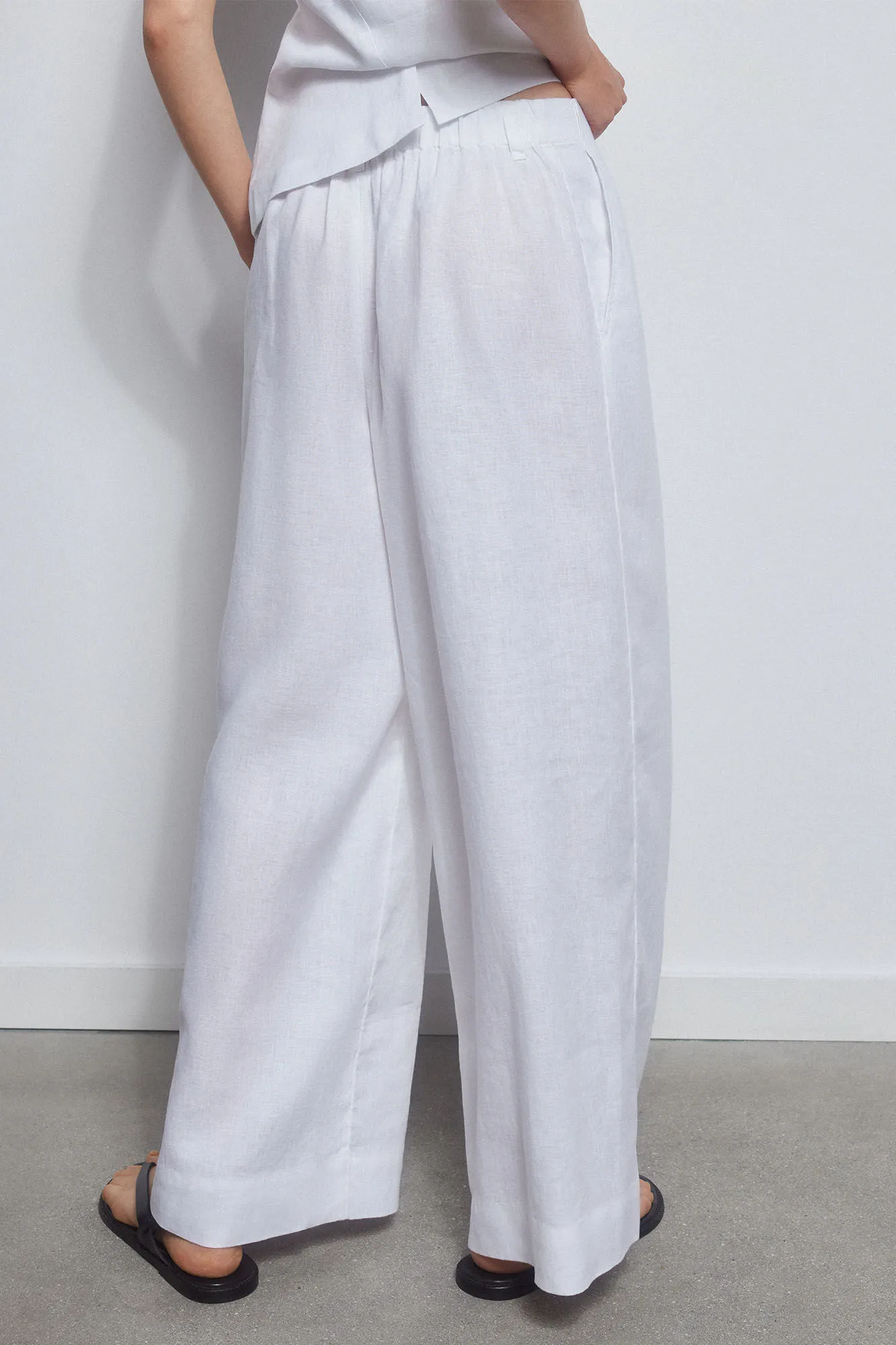 Cropped wide leg linen trousers