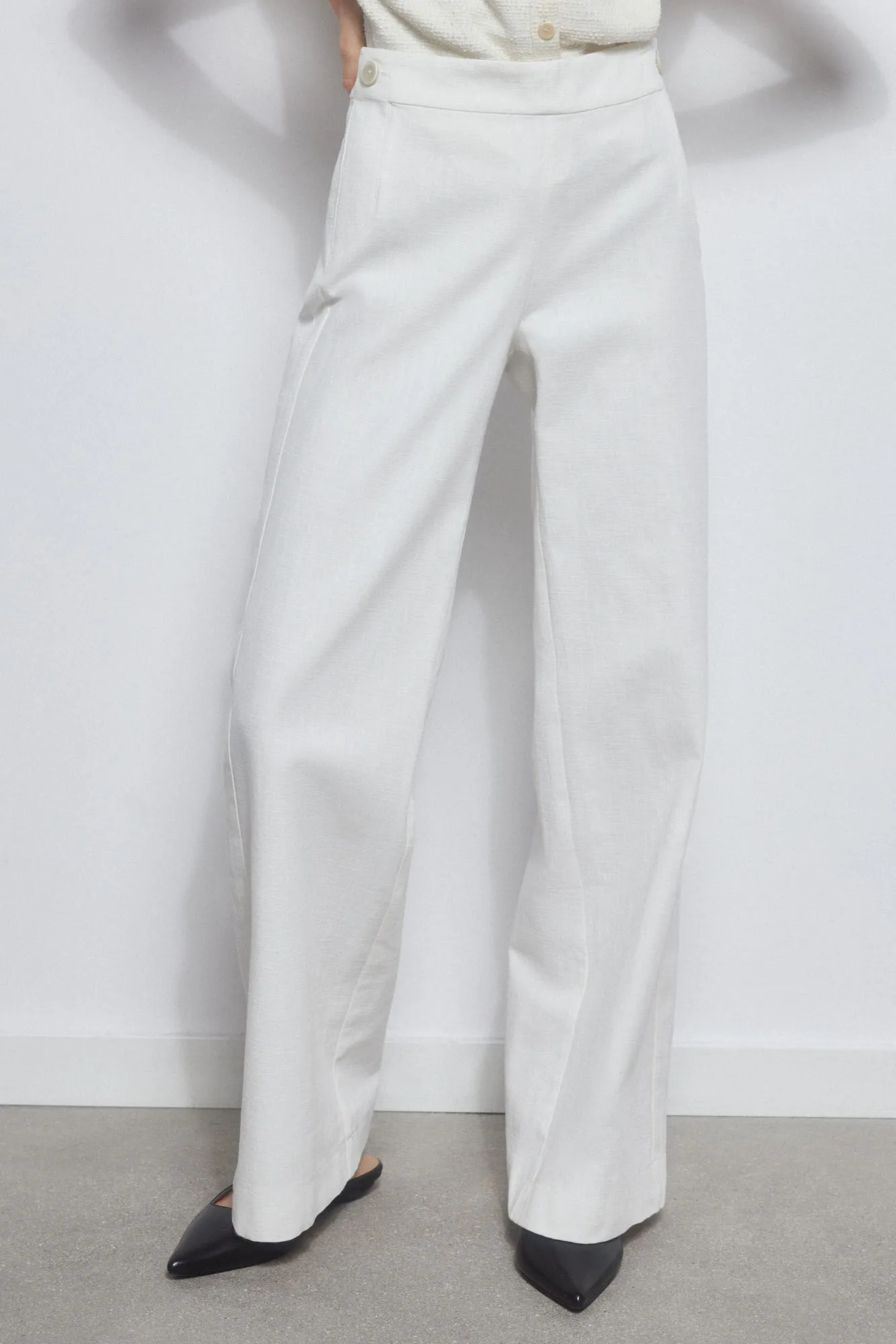 High-rise buttoned trousers