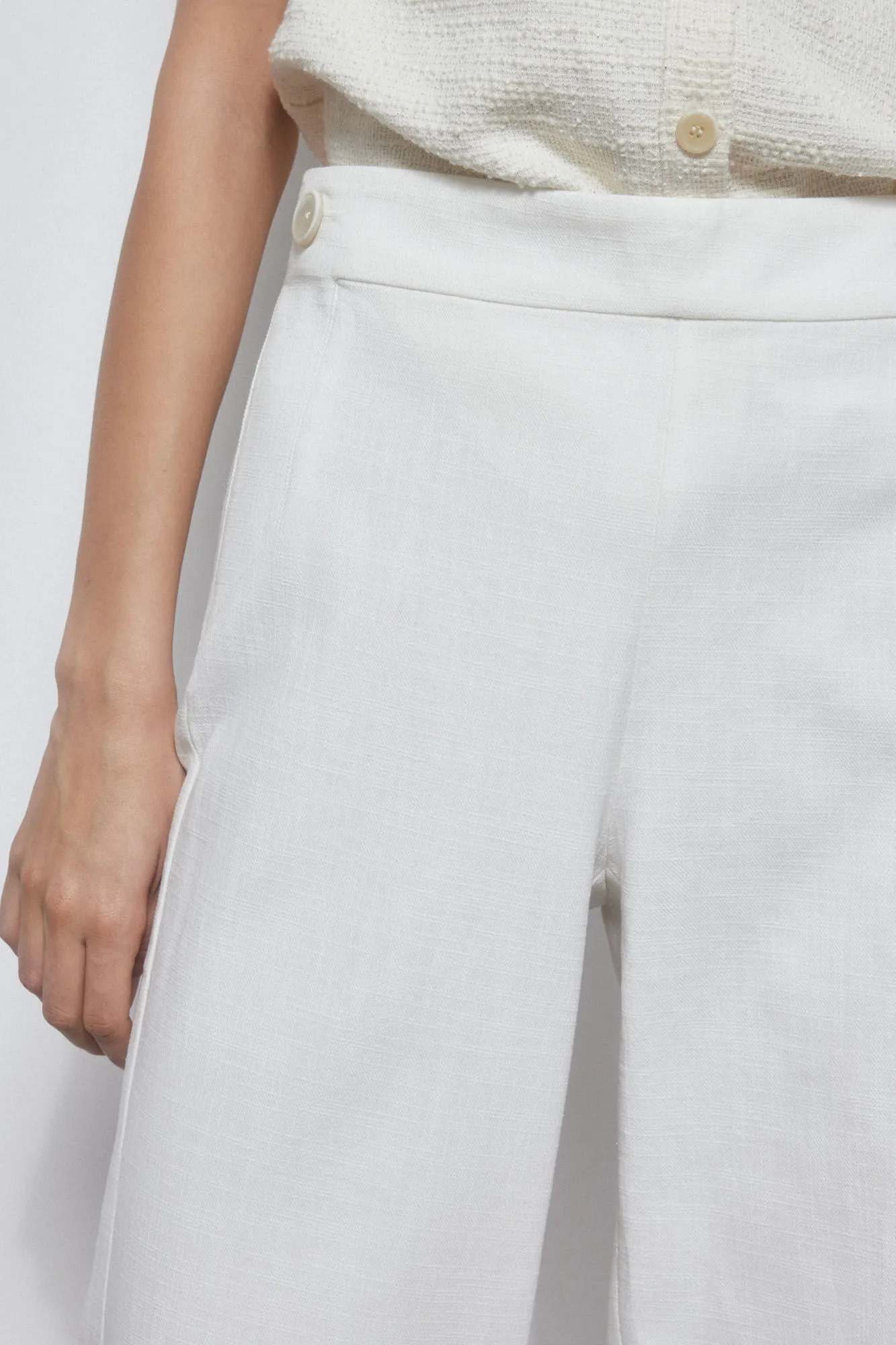 High-rise buttoned trousers