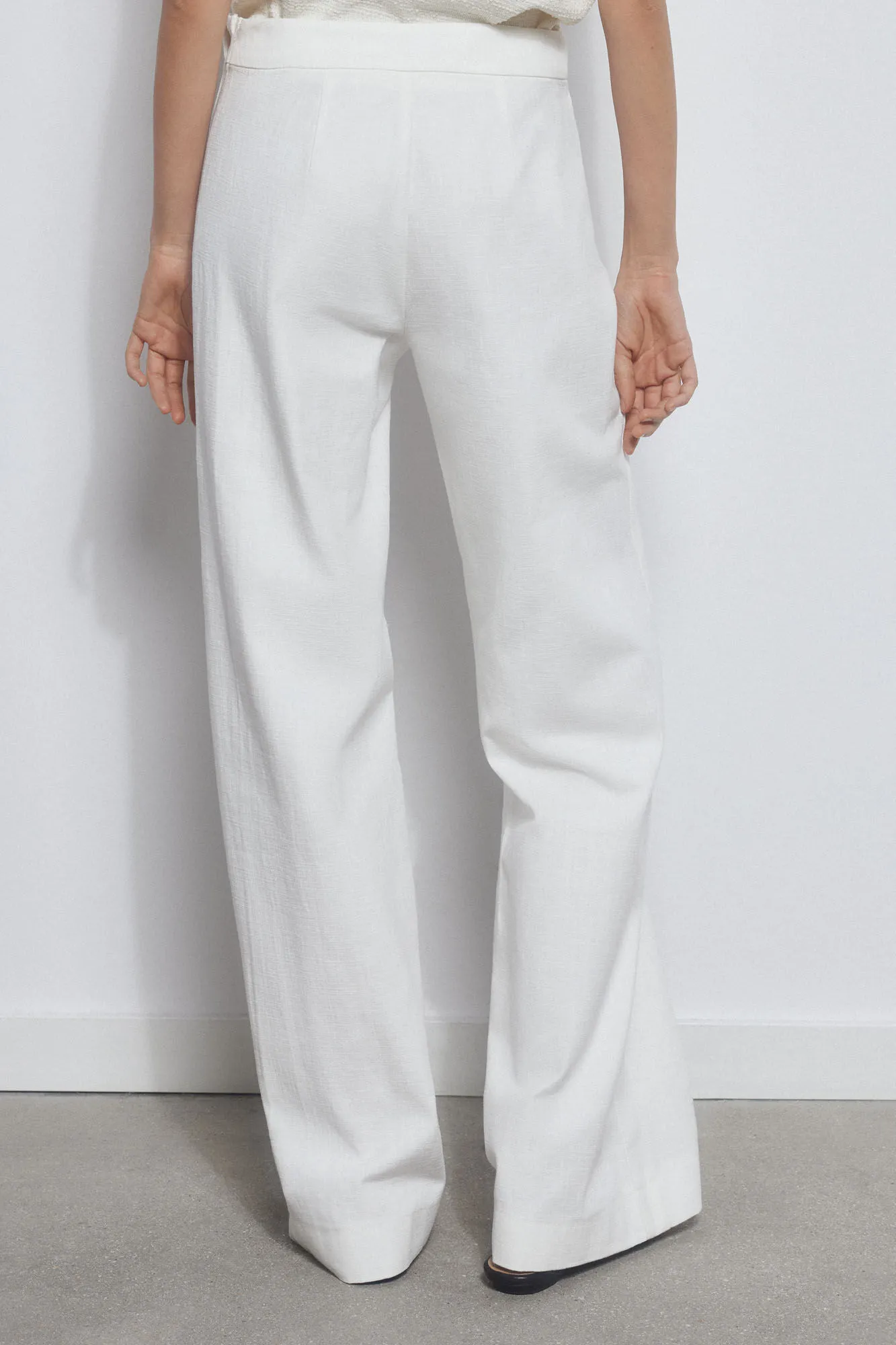 High-rise buttoned trousers