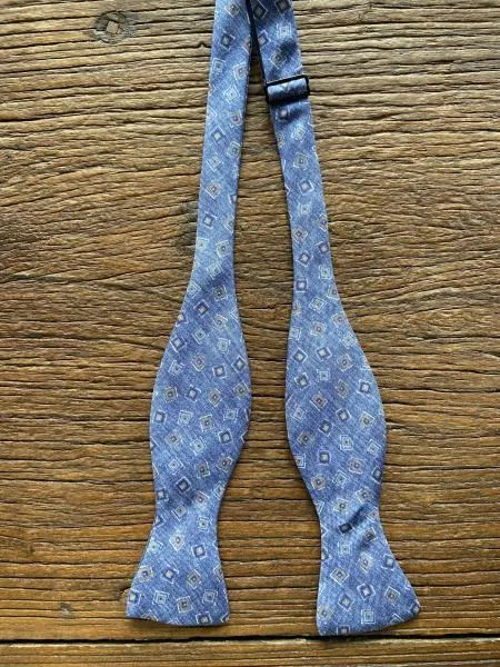 NAVY BRINKLEY MEDALLION BOW TIE