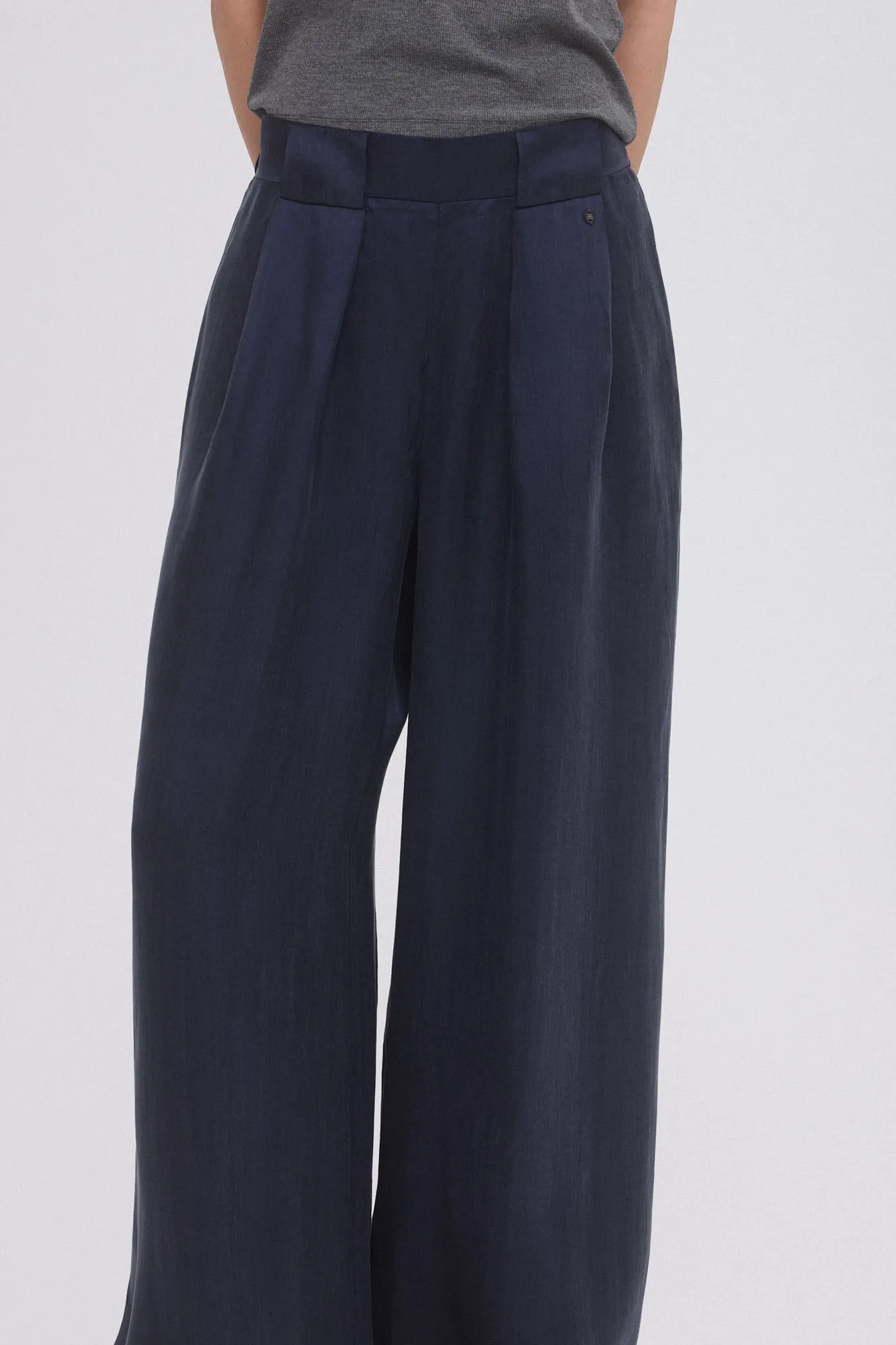 Wide leg trousers